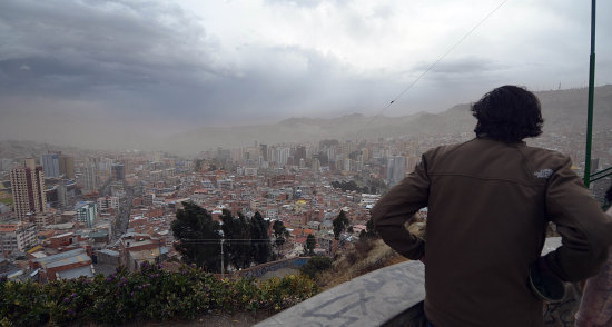 EFECTOS. Los vientos huracanados en La Paz, El Alto y Santa Cruz sembraron miedo en miles de personas.