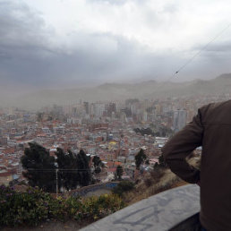 EFECTOS. Los vientos huracanados en La Paz, El Alto y Santa Cruz sembraron miedo en miles de personas.