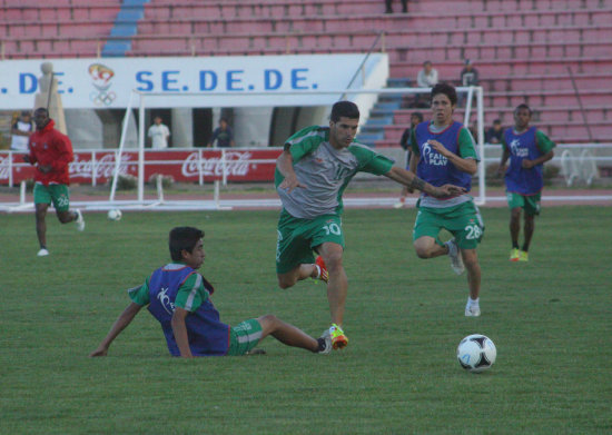 El espaol Rubn Cuesta deja a su compaero durante la prctica de ayer, en el estadio Patria.