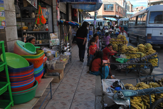 CRTICA. Las calles en la zona del Mercado Campesino estn llenas de comerciantes.