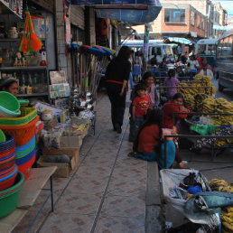 CRTICA. Las calles en la zona del Mercado Campesino estn llenas de comerciantes.