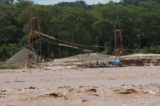 LLUVIA. Producto de la intensa precipitacin pluvial cada ayer, en la Capital oriental, diez dragueros quedaron aislados en islotes.