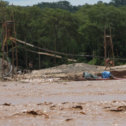 LLUVIA. Producto de la intensa precipitacin pluvial cada ayer, en la Capital oriental, diez dragueros quedaron aislados en islotes.