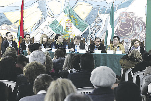 ASAMBLEA. Los delegados de las organizaciones e instituciones cruceas, anoche, en la Asamblea de la Cruceidad.