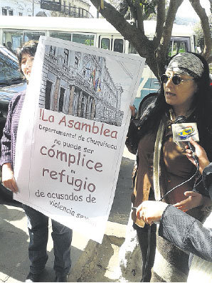 PROTESTA. La movilizacin lleg al centro de la ciudad y se instal en el frontis de la Asamblea.