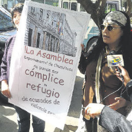 PROTESTA. La movilizacin lleg al centro de la ciudad y se instal en el frontis de la Asamblea.