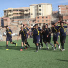 Los integrantes del equipo de ftbol de Don Bosco celebran dando la vuelta olmpica.