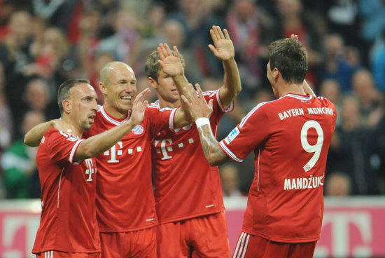 Los jugadores del Bayern celebran uno de los goles anotados ayer, en el inicio de la Liga alemana.