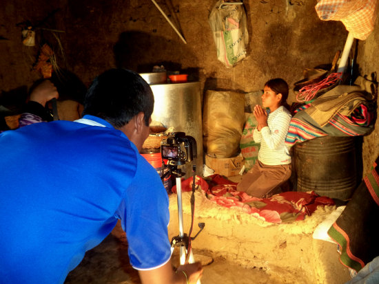 PRODUCCIN. El proceso de filmacin a cargo de estudiantes de Comunicacin en el municipio de Tarabuco.