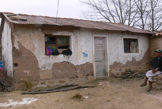 DETERIORO. La actual construccin del colegio de Sayanchaca, Zudez se va cayendo de a poco.