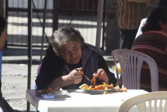 TRADICIN: La gente disfrut la comida.