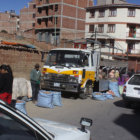 INFRACTORES. Los camiones de venta de papa en la calle scar Alfaro.