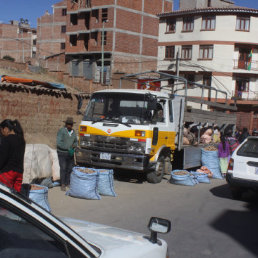 INFRACTORES. Los camiones de venta de papa en la calle scar Alfaro.