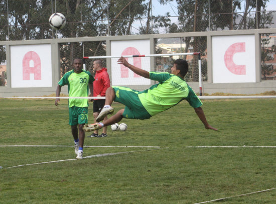 El equipo cerr sus prcticas ayer, sbado; al lado, el argentino Ezequiel Gaviglio durante una de las ltimas prcticas.