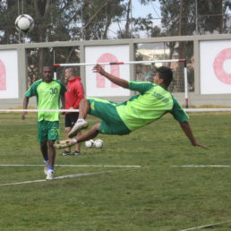 El equipo cerr sus prcticas ayer, sbado; al lado, el argentino Ezequiel Gaviglio durante una de las ltimas prcticas.