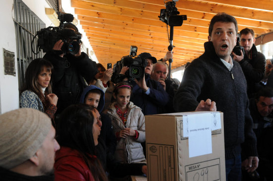 PROTAGONISTA. El opositor Sergio Massa despus de votar en la localidad de El Tigre, provincia de Buenos Aires.