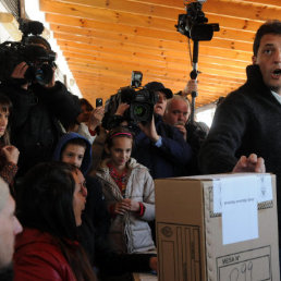 PROTAGONISTA. El opositor Sergio Massa despus de votar en la localidad de El Tigre, provincia de Buenos Aires.