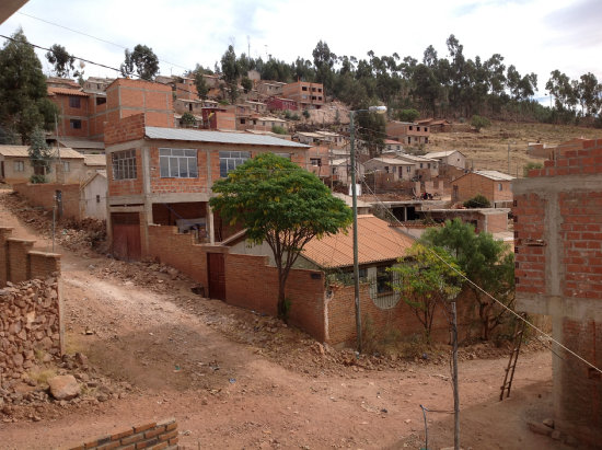 NECESIDADES. Las calles tienen denominacin y sealizacin pero carecen de bordillos aceras y calzadas. Los cerca de 1.500 vecinos no tienen posta sanitaria y tampoco escuela.