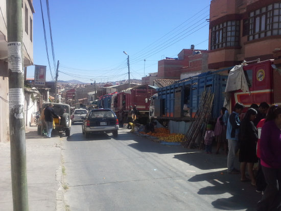 DESORDEN. Este panorama se vio ayer en calles de donde se retiraron los camiones.