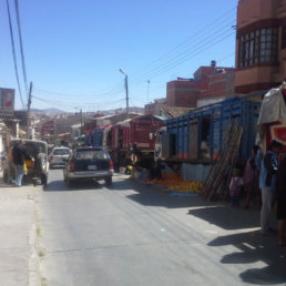 DESORDEN. Este panorama se vio ayer en calles de donde se retiraron los camiones.