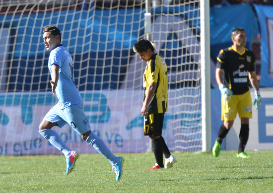 Rudy Cardozo (i) abri la ruta del triunfo para Bolvar, en el clsico paceo que se jug ayer, en el estadio Hernando Siles.