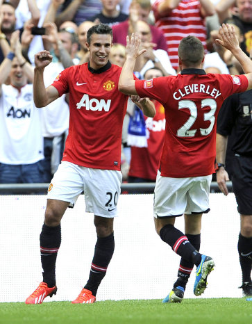 El holands Robin Van Persie (i) anot un doblete para el triunfo del Manchester United.