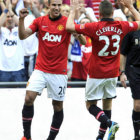 El holands Robin Van Persie (i) anot un doblete para el triunfo del Manchester United.