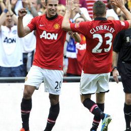 El holands Robin Van Persie (i) anot un doblete para el triunfo del Manchester United.