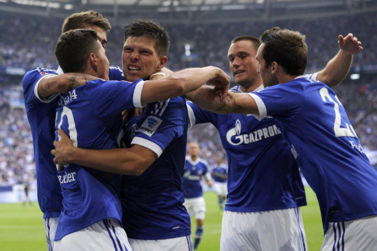 Klaas Jan Huntelaar (c) anot en el empate del Schalke alemn.