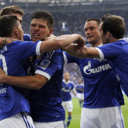 Klaas Jan Huntelaar (c) anot en el empate del Schalke alemn.