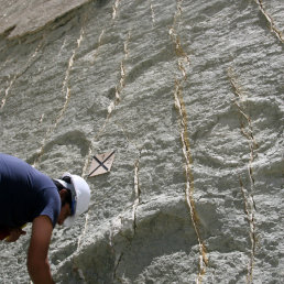 INVESTIGACIN. Trabajos en una huella de titanosaurio en el faralln de Cal Orck'o.