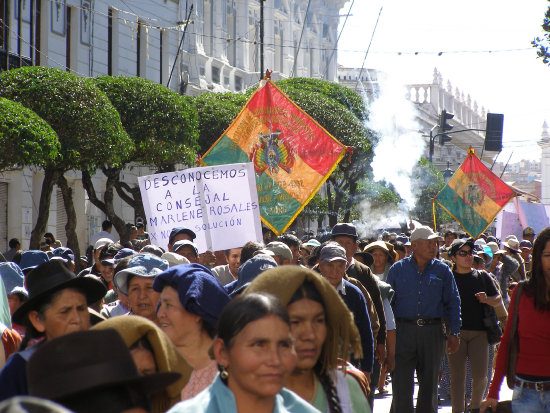 MARCHA. Los comerciantes salieron a las calles a denunciar atropellos de funcionarios municipales, que fueron negados por los aludidos.