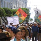 MARCHA. Los comerciantes salieron a las calles a denunciar atropellos de funcionarios municipales, que fueron negados por los aludidos.