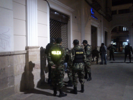 CONTROL. La pasada semana encontraron a estudiantes fumando marihuana en un colegio. En la foto, personal de la FELC-N en un operativo pasado.