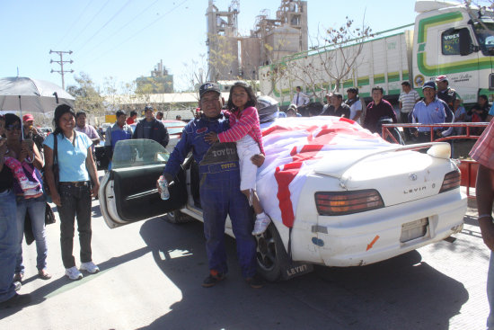 El corredor chuquisaqueo Gualberto Cruz a su llegada a Sucre; en recuadro, una de las motos en competencia.