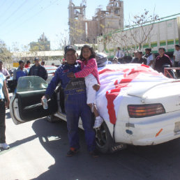 El corredor chuquisaqueo Gualberto Cruz a su llegada a Sucre; en recuadro, una de las motos en competencia.