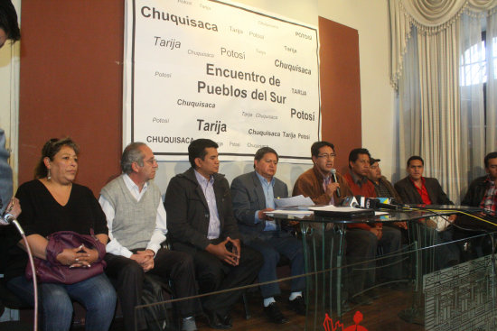 PRONUNCIAMIENTO. El alcalde de Sucre, Moiss Torres, y otros dirigentes polticos y de organizaciones sociales del sur rechazaron ayer el censo.