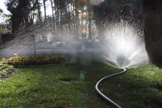 RIEGO. reas verdes de la Municipalidad usa agua tratada para las plantas.