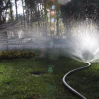 RIEGO. reas verdes de la Municipalidad usa agua tratada para las plantas.