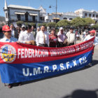 PASIVA. Los movilizados se conformaron con el dbil altavoz del auto que los preceda.