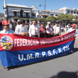 PASIVA. Los movilizados se conformaron con el dbil altavoz del auto que los preceda.