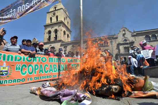 PROTESTA. Los choferes paralizaron el servicio urbano de transporte ayer.