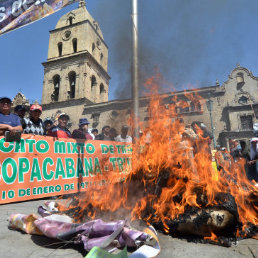 PROTESTA. Los choferes paralizaron el servicio urbano de transporte ayer.