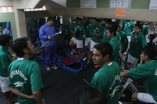 Los integrantes del plantel durante la primera sesin de entrenamiento de ayer, en el gimnasio del club.