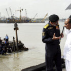 ACCIDENTE. Miembros de la Armada India buscan posibles sobrevivientes tras la explosin de un submarino.