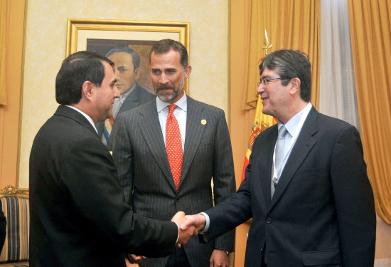 GOBIERNO. Horacio Cartes (i) junto al prncipe Felipe de Borbn (c).