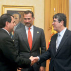 GOBIERNO. Horacio Cartes (i) junto al prncipe Felipe de Borbn (c).