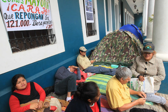 PROTESTA. Una decena de vecinos de Santa Cruz instalaron una huelga de hambre en el acceso a la Brigada Parlamentaria crucea.