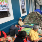 PROTESTA. Una decena de vecinos de Santa Cruz instalaron una huelga de hambre en el acceso a la Brigada Parlamentaria crucea.