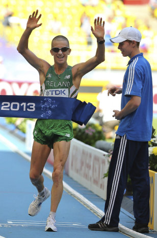 El atleta irlands Robert Heffernan cruza la lnea de meta para ganar la prueba de los 50 km marcha.